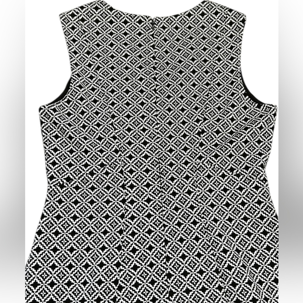 Adrianna Papell V‎ Neck Sleeveless Dress in white and black geometric pattern. 8 - Picture 12 of 16